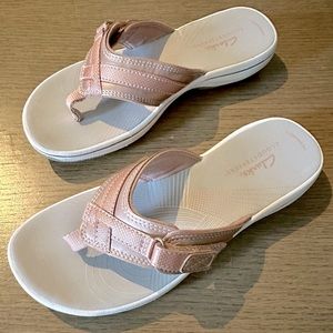 Clarks CLOUDSTEPPERS Flip-flops ~ Size 6